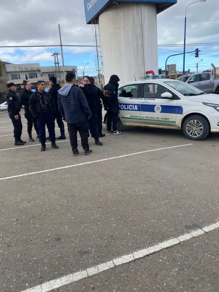 Robaron dos botellas de cerveza, intentaron escapar pero fueron detenidos