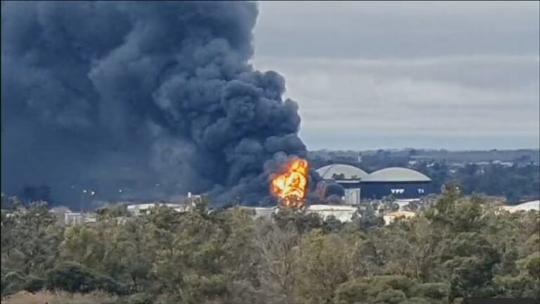Feroz incendio en una refinería de YPF: trabajan varias dotaciones de bomberos