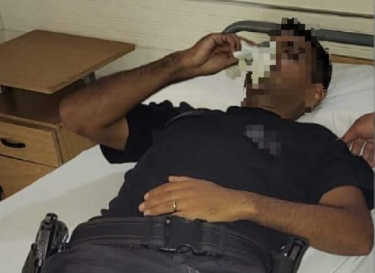 Durante una visita, un preso le rompió la nariz a un policía y su madre le pegó a una agente