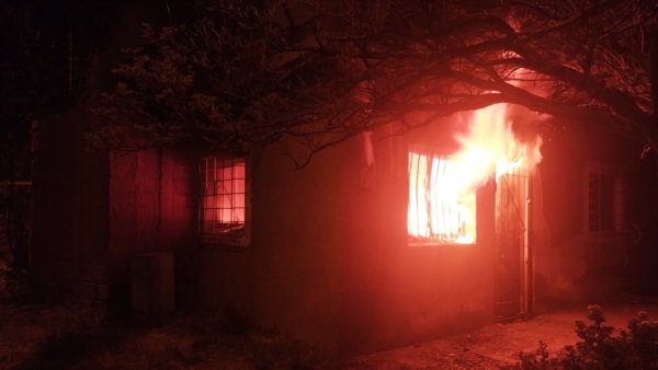 Dormía, sintió olor a humo y se le estaba prendiendo fuego la casa y la moto 