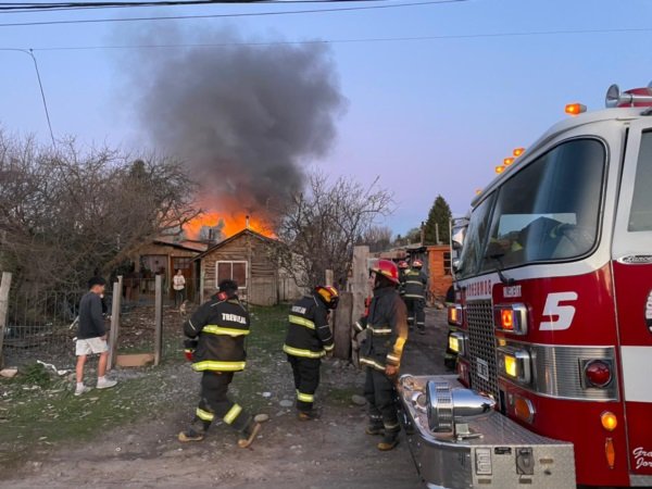Por una estufa a leña se prendió fuego una casa y las pérdidas fueron totales 