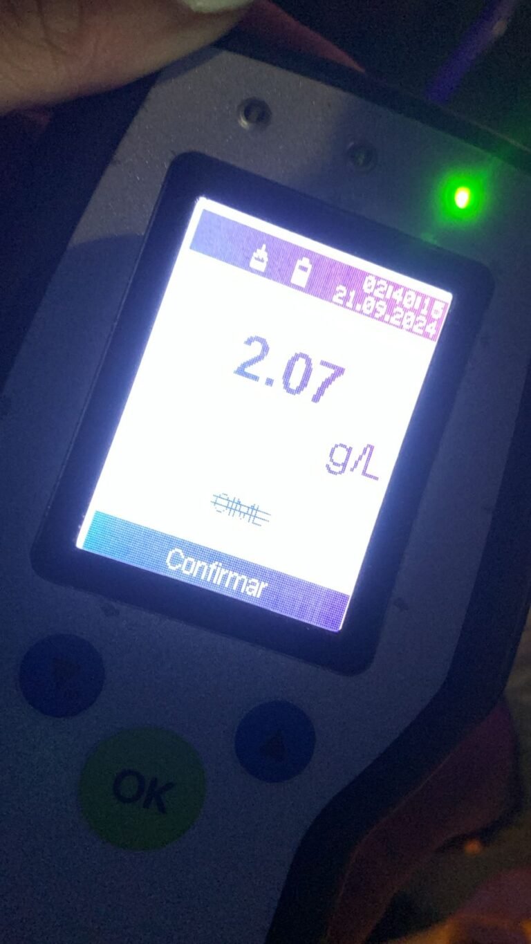 Lo encontraron durmiendo en su auto con la marcha encendida y mal estacionado: estaba borracho