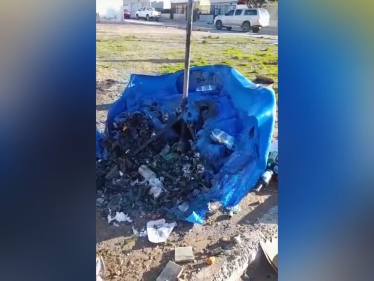 Apareció nuevamente otro iglú de residuos quemado en el barrio Quirno Costa