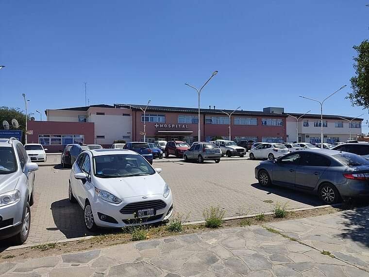 Un adolescente se desvaneció cuando caminaba con su madre: falleció horas después en el Hospital