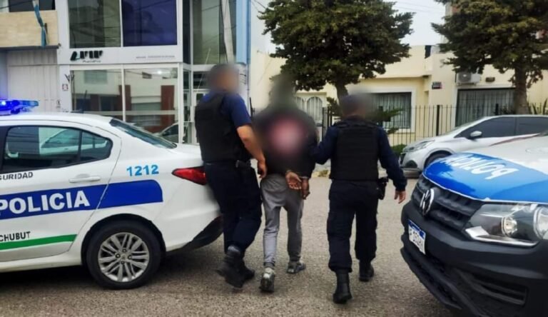 Detenido por sustraer varios perfumes de una farmacia