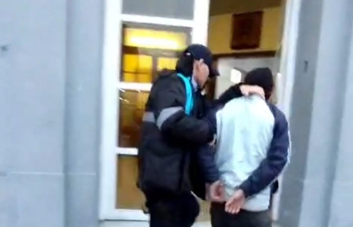 Le robó el celular a una estudiante, salió corriendo e intentó escapar en colectivo