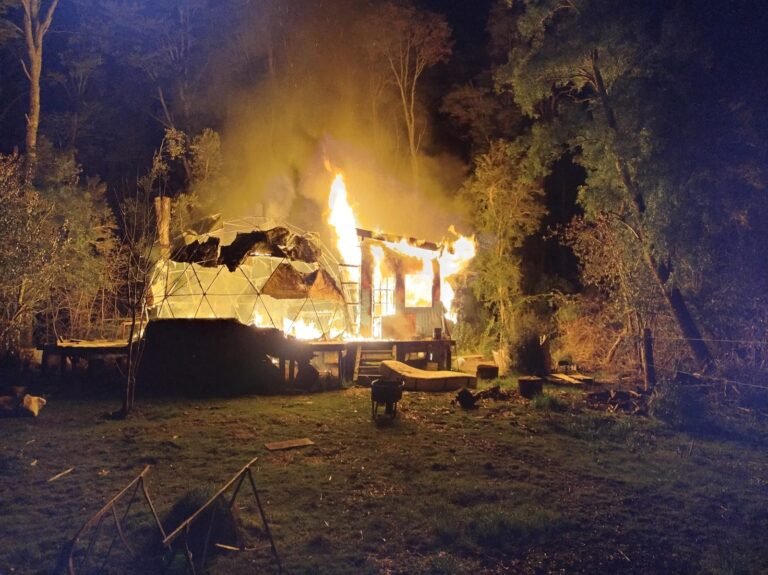 Se incendió una casa, explotaron las garrafas y las pérdidas fueron totales