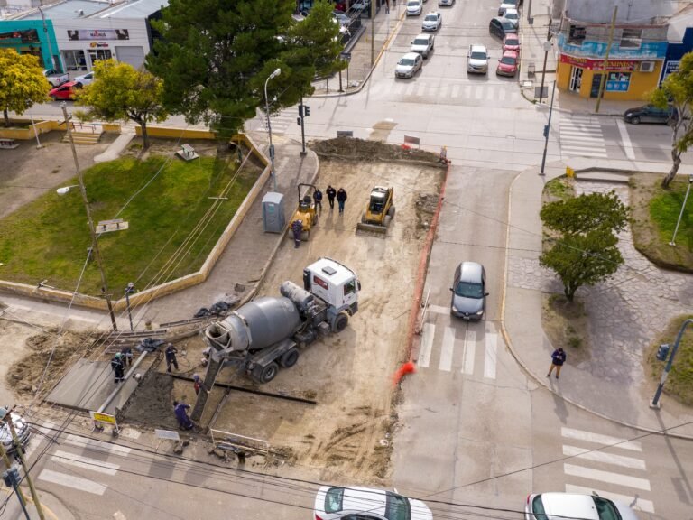 Avanzan con el plan de refacción y manteniendo de calzada en distintos barrios 