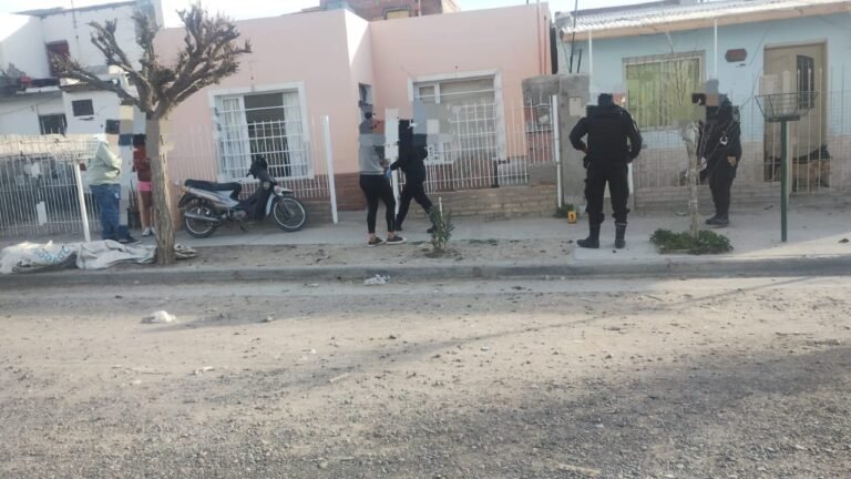 Estaba en su casa cuando dos delincuentes entraron al patio y comenzaron a disparar 
