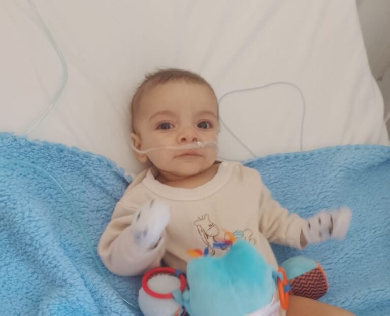 Tiene tres meses y debió ser trasladado de urgencia a Buenos Aires por problemas de salud