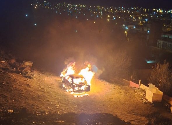 Un vehículo se incendió por completo en la ladera del cerro