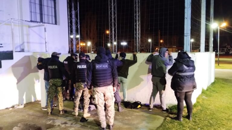 A punta de pistola, dos ladrones quisieron robarle a una mujer y a sus hijos