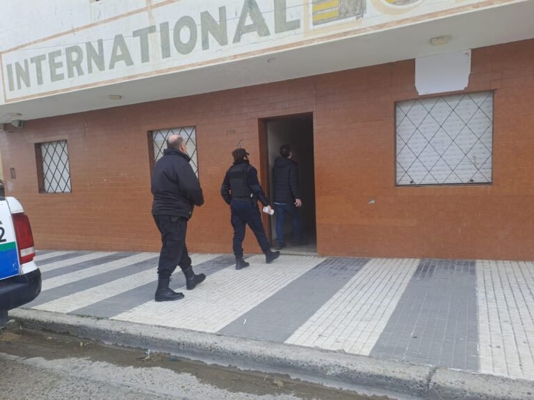 Seis personas causaron grandes daños en una habitación del Hotel Internacional 