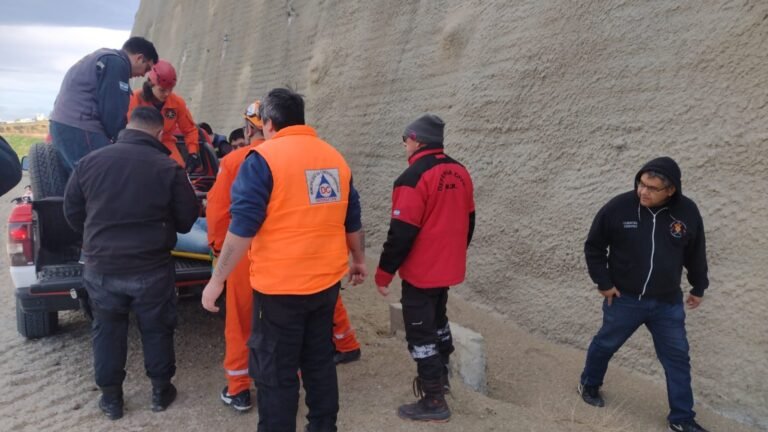 Defensa Civil rescató a un hombre que resbaló en el faldeo del Chenque