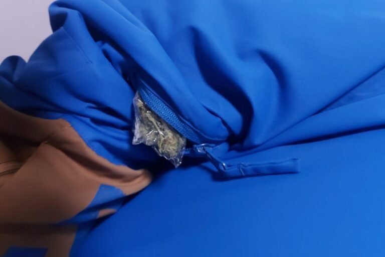 Agredió e insultó a la policía y al detenerlo, le encontraron marihuana en sus bolsillos