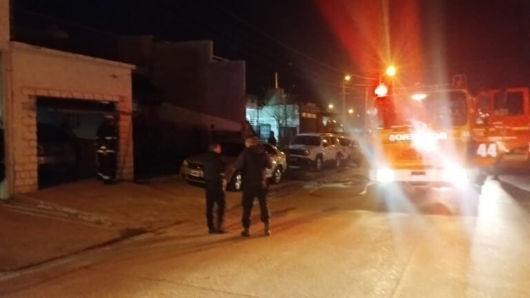 Hicieron asado, no apagaron las brasas y se les incendió la casa