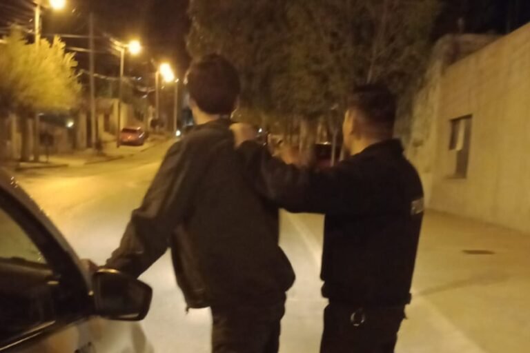 Caminaba por el barrio Ceferino y tenía pedido de captura vigente