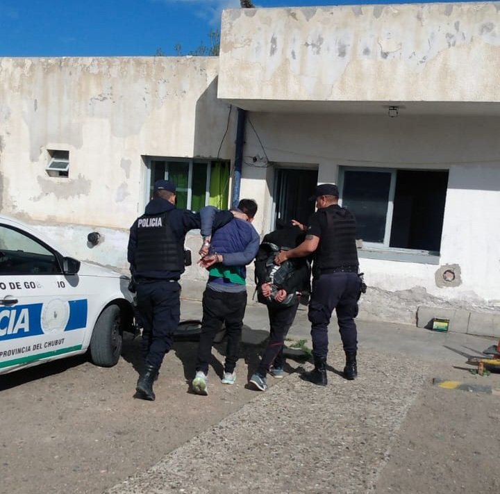 Tras dañar la cámara de seguridad, ingresaron a una vivienda pero fueron detenidos