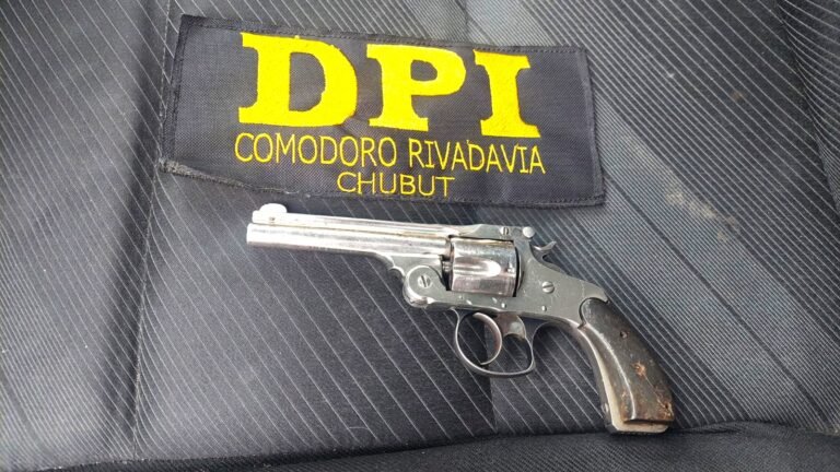 Amenazó y agredió a su expareja y le secuestraron armas de fuego