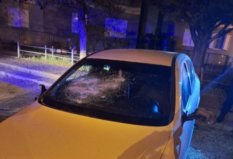 Fue a la casa de su expareja y le rompió los vidrios del auto