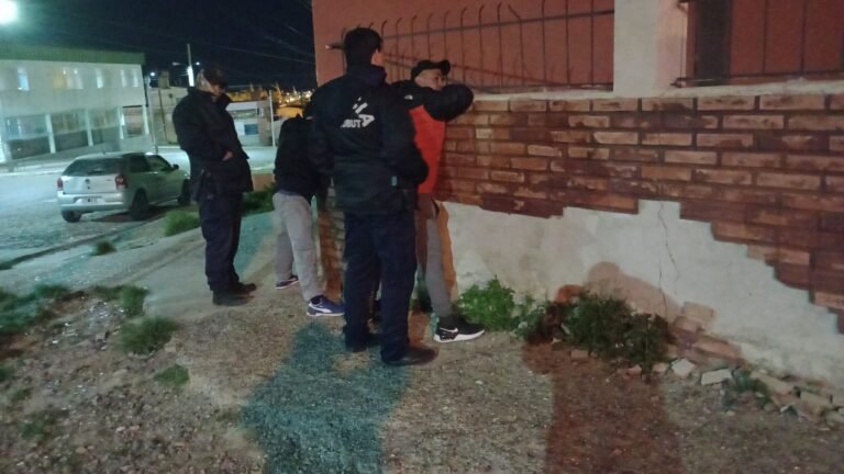 Dos ladrones robaban cubiertas, pero un taxista los vio y dio aviso a la policía