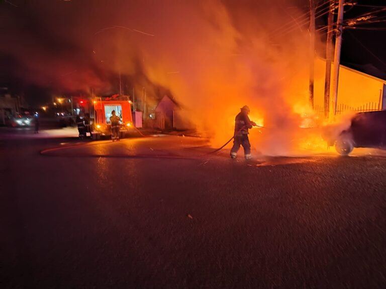 Un incendio consumió por completo dos vehiculos en el barrio San Cayetano