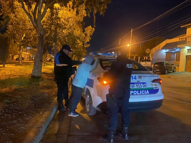 Saltaron un paredón y robaron ravioles, un regador y pollo de un supermercado 