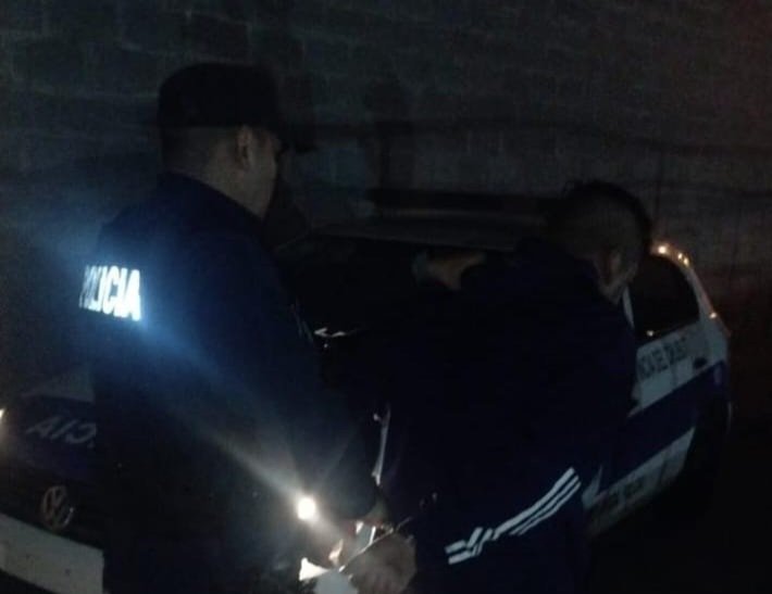 Robó dos packs de cerveza de un local y salió corriendo para no ser atrapado