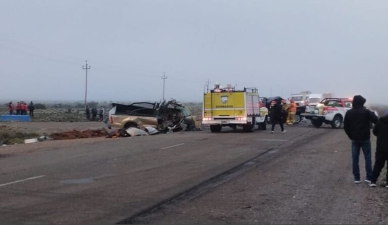 Trágico accidente entre dos camionetas y un camión: murieron tres personas