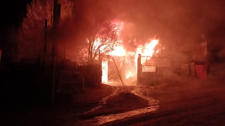El fuego arrasó con una vivienda y las pérdidas fueron totales