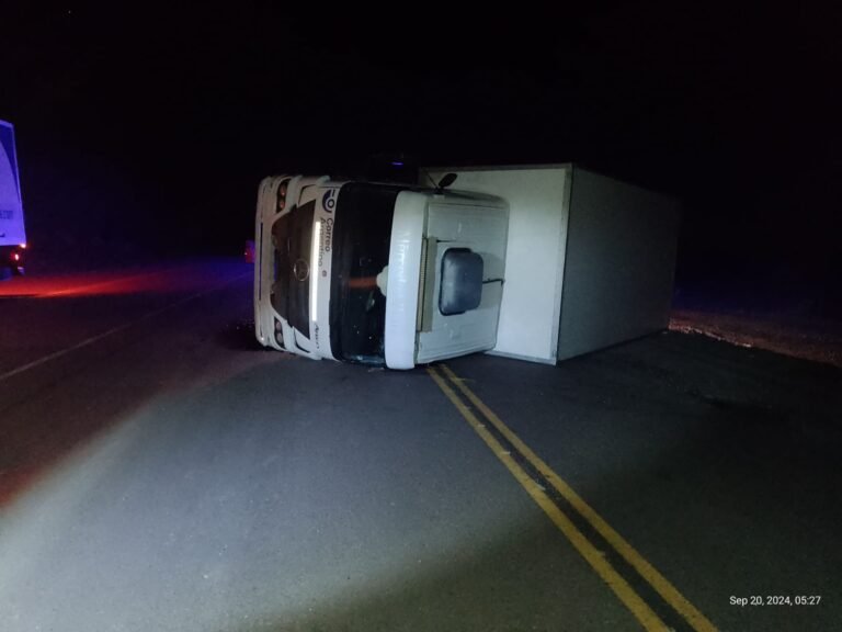 Vuelco de un camión del Correo Argentino en Punta Peligro