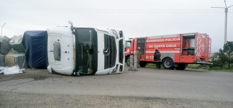 Conductor herido tras vuelco de camión