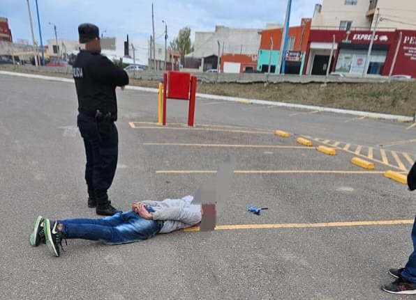 Era un prófugo de la Justicia y lo atraparon robando la batería de un auto 