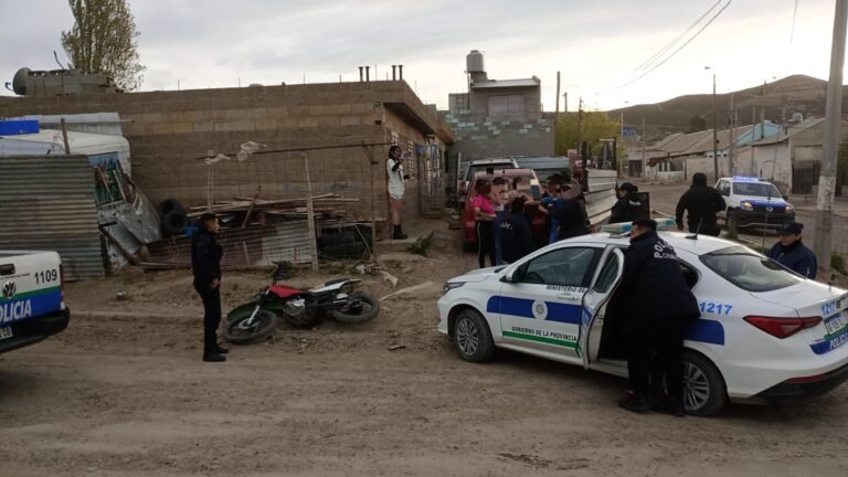 Dos policias lesionados y un patrullero dañado tras la aprehensión de dos sospechosos