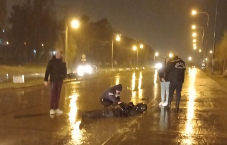 Chocó a un motociclista, lo dejó gravemente herido y se dio a la fuga