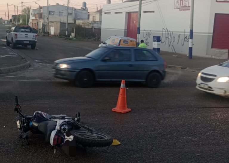 Un trabajador de una panadería chocó a una moto y huyó “porque tenía que entregar un pedido”