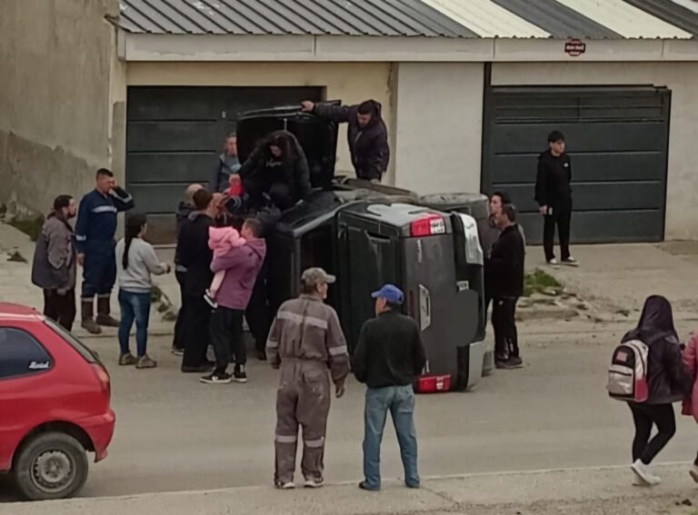 Iba en la camioneta con su bebé, chocó con otro vehículo y volcó 