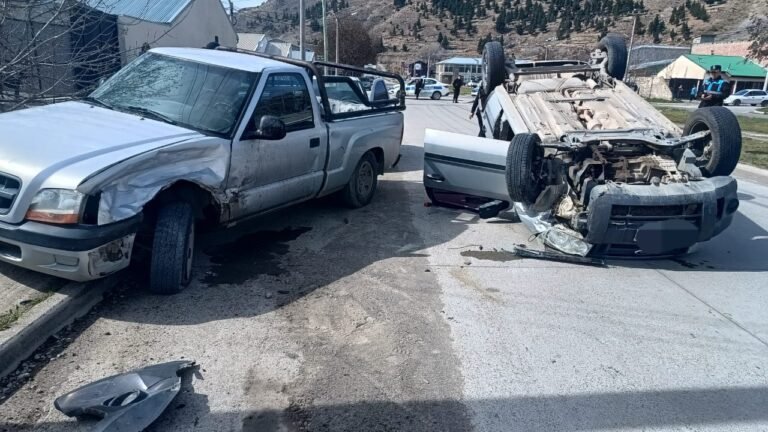 Chocó varios autos estacionados, volcó con su camioneta y murió