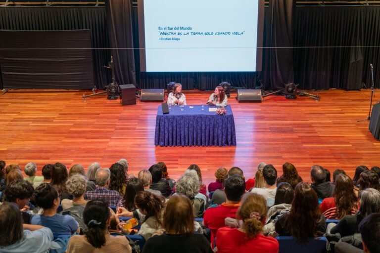 Felipe Pigna, Magalí Tajes y Claudia Piñeiro, a sala llena en la Feria del Libro