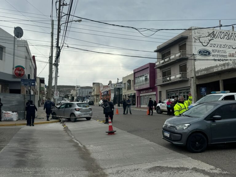 Un hombre se habría descompensado mientras manejaba, chocó y murió