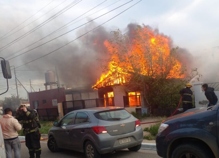 Forzaron la ventana de una casa y la habrían prendido fuego