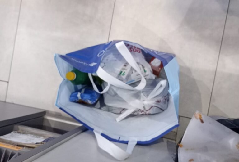 Horas después de recuperar la libertad, volvió a robar perfumes en un comercio 