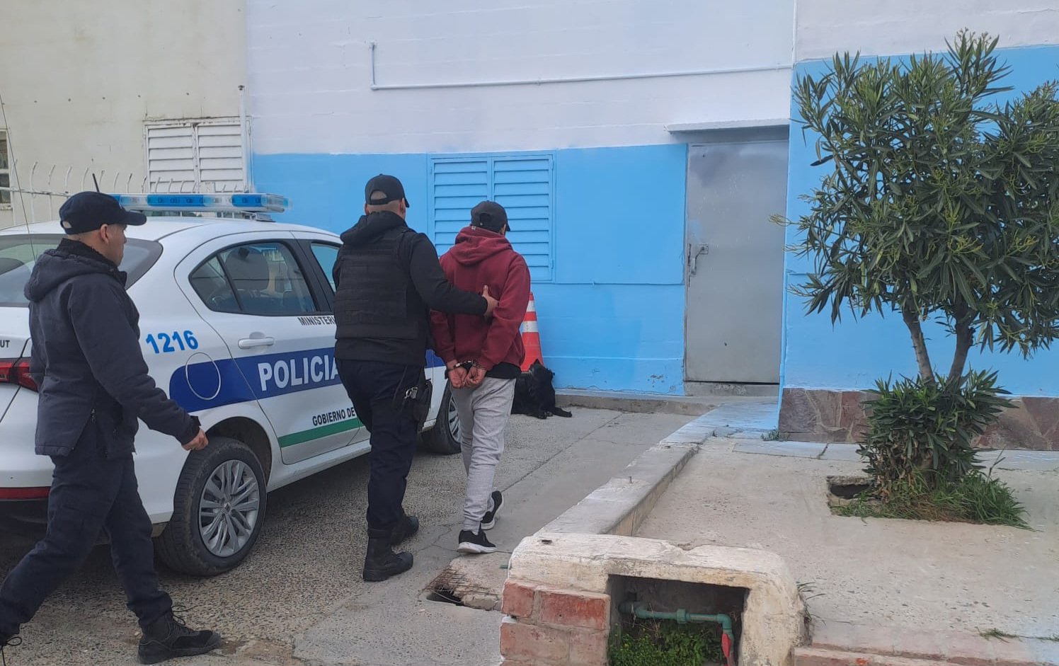 Era buscado por cometer un robo y lo encontraron caminando en el barrio ...