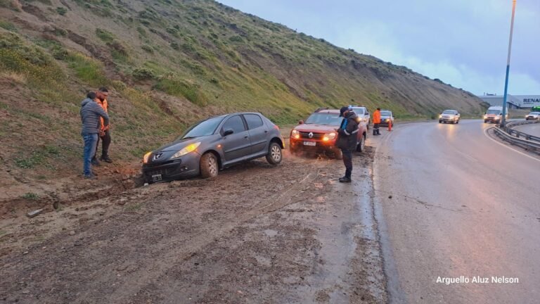 Por la lluvia, un conductor despistó en Ruta 3 y terminó en la banquina