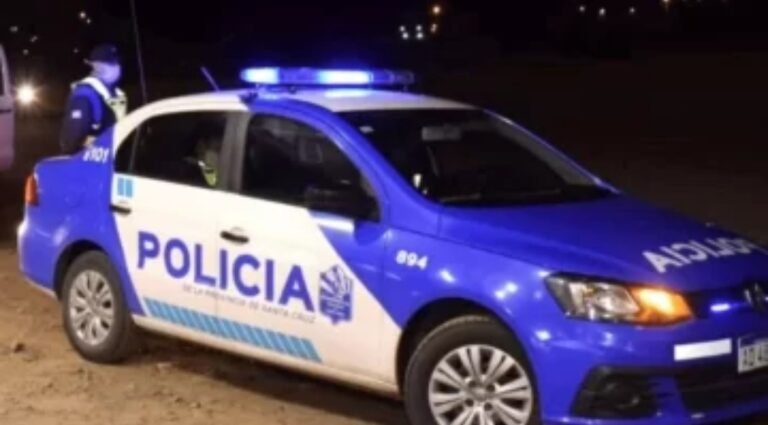 Intentó entrar a golpes a la casa de su expareja, llegó la policía y terminó detenido por un frasco con marihuana