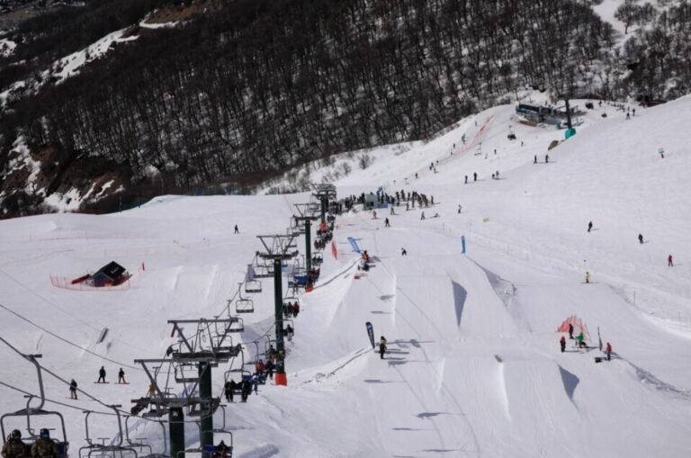 Adolescente de 13 años lucha por su vida tras grave caída en el Cerro Catedral