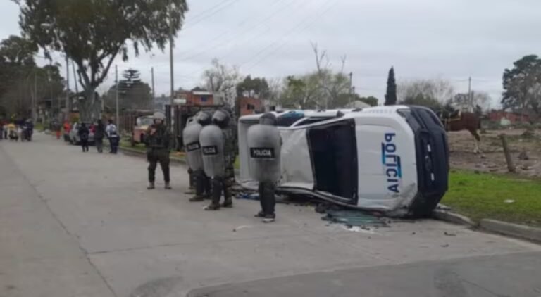 Un patrullero atropelló a una mujer que llevaba en brazos a su hijo de dos años