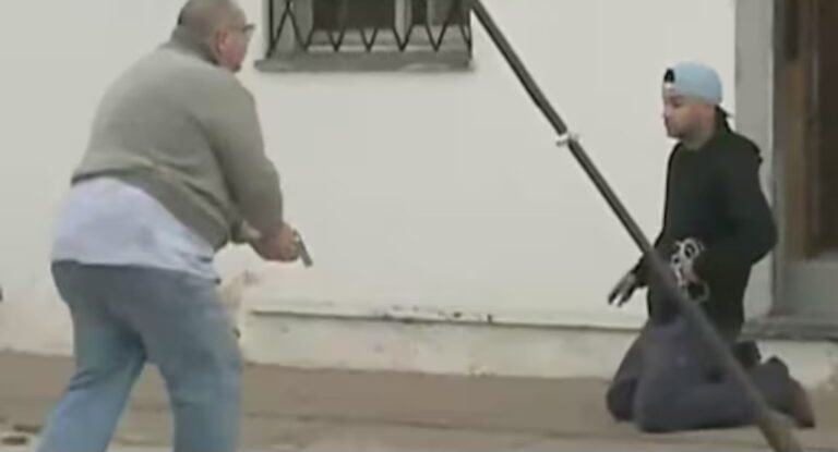 Un remisero acusó a un pasajero de haberlo escupido antes de bajar y lo amenazó con un arma