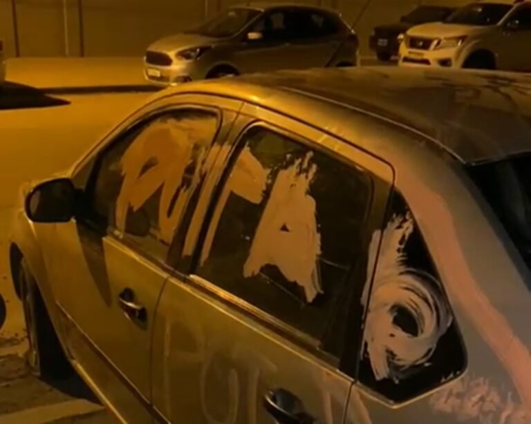 Rayaron y pincharon las cubiertas de un vehículo en el barrio Industrial