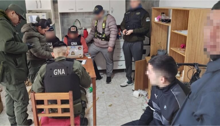 Evadieron un control, los detuvieron y descubrieron que llevaban 6 gramos de marihuana y 2 de cocaína